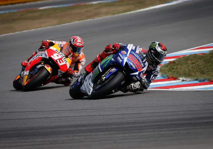 Holky, mašiny a Niki Lauda. Motocyklový víkend v Brně přilákal čtvrt milionu diváků