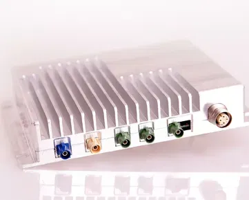 O2 představuje mobilní aplikaci a vozidlovou jednotku pro vzájemnou komunikaci automobilů