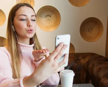 Home office a videohovory. Máme pro vás pár tipů, jak vypadat na webkameře dobře a šik