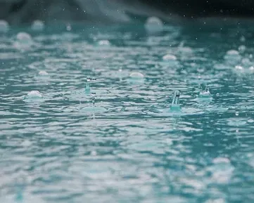 Jak na propršenou dovolenou bez nudy a chytání lelků? Tady máte pár tipů