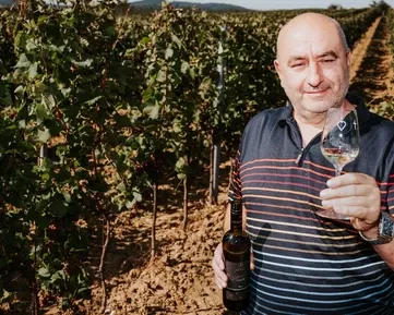 „V každé kapce je vinařova krev i pot,“ říká majitel oceňovaného vinařství Jakubík