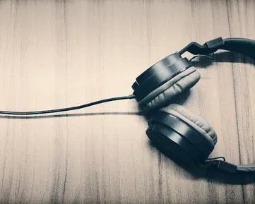 Máme pro vás řešení, jak si odpočinout od online meetingů. Zkuste audioknihy