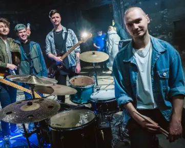 O2 vylepšuje nabídku tarifů pro mladé a představuje novou tvář kampaně. Bena Cristovao doplní kapela John Wolfhooker