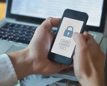 Guru tipy: Telefon v bezpečí. 6 triků, jak nedat hackerům šanci