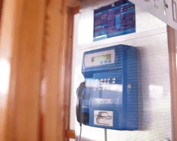 Vydražte si retro telefonní budku. Spustili jsme charitativní aukci