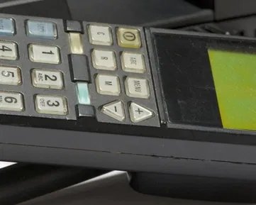 Víte, že s mobilem se v Česku telefonuje už 30 let?