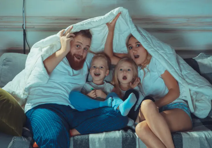 Rodina sleduje strašidelný film