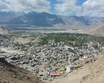 Závod v Indii, komentátor v Anglii, grafik v Brně, a přitom televizní přenos z Prahy?