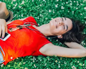 Zahalte se do jarního slunce s audioknihami z O2 Knihovny!