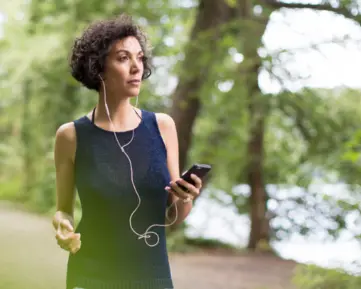 Procházky pod jarním nebem a audioknihy: Vychutnejte si slunečné dny s O2 Knihovnou