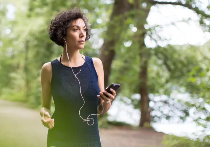 Procházky pod jarním nebem a audioknihy: Vychutnejte si slunečné dny s O2 Knihovnou