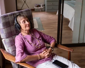 Březen plný detektivek. Odreagujte se s audioknihou v uších