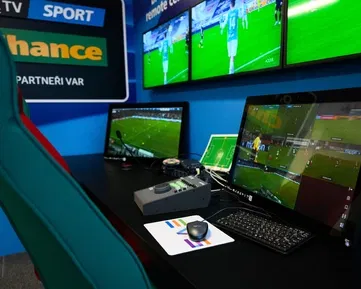 Nahlédněte do nového centra pro fotbalové videorozhodčí VAR 