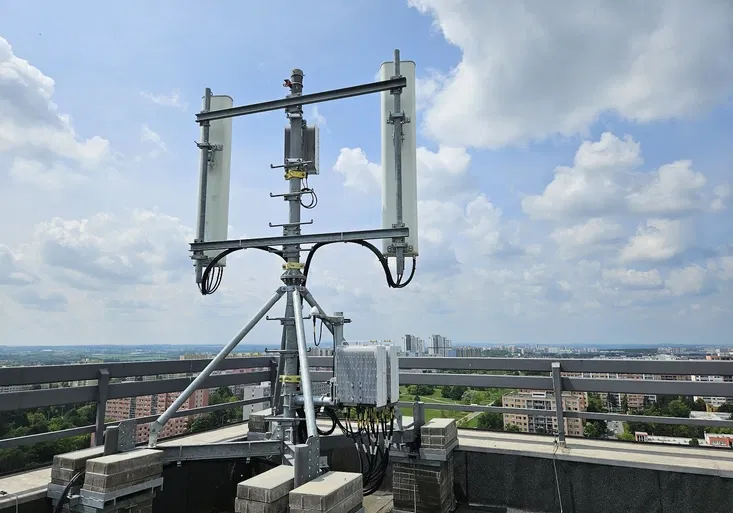 Návštěva vysílače O2 na nejvyšším paneláku v ČR: Výhledy, technologie a rekordní rychlost