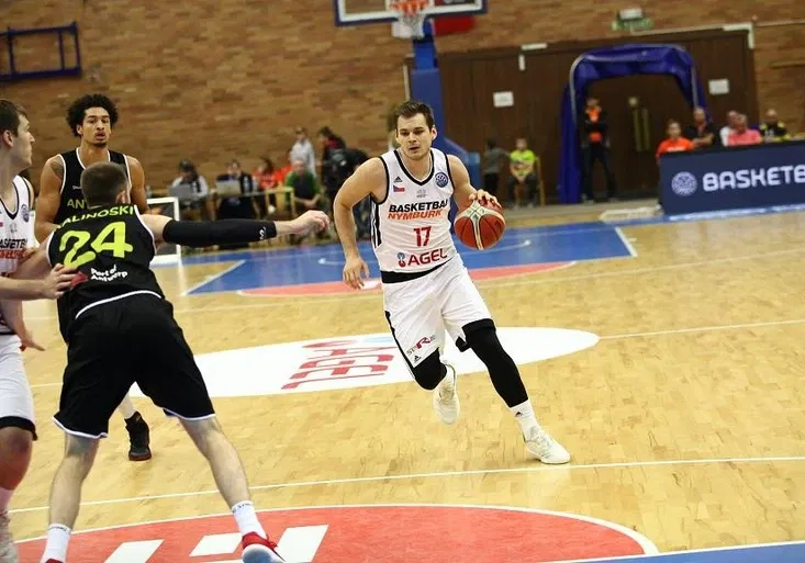 Nymburk v Lize mistrů: vyhraje tým trenéra Amiela poprvé na palubovce soupeře?