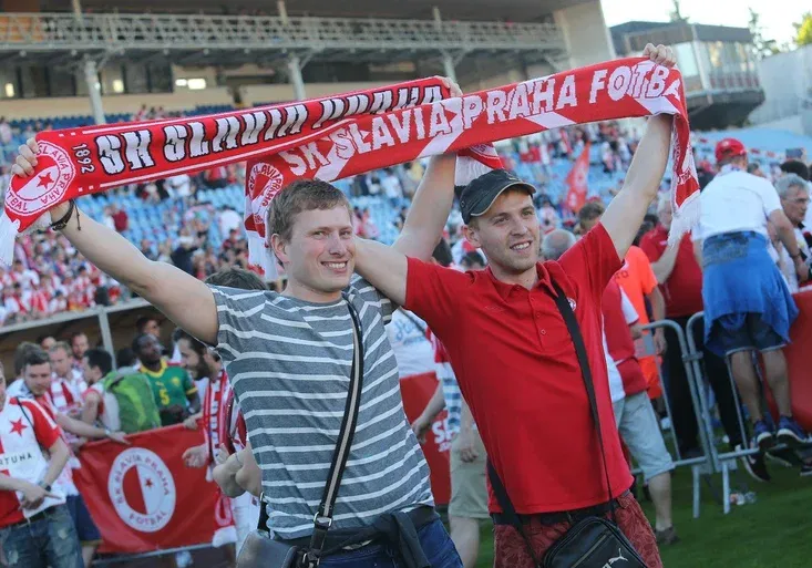 Fotbaloví fanoušci, pozor! Před Edenem vyroste v pondělí obří fanzona O2 TV!
