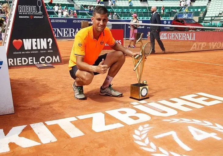 Králem Kitzbühelu se stal Slovák Kližan, Washington viděl parádní finálový obrat