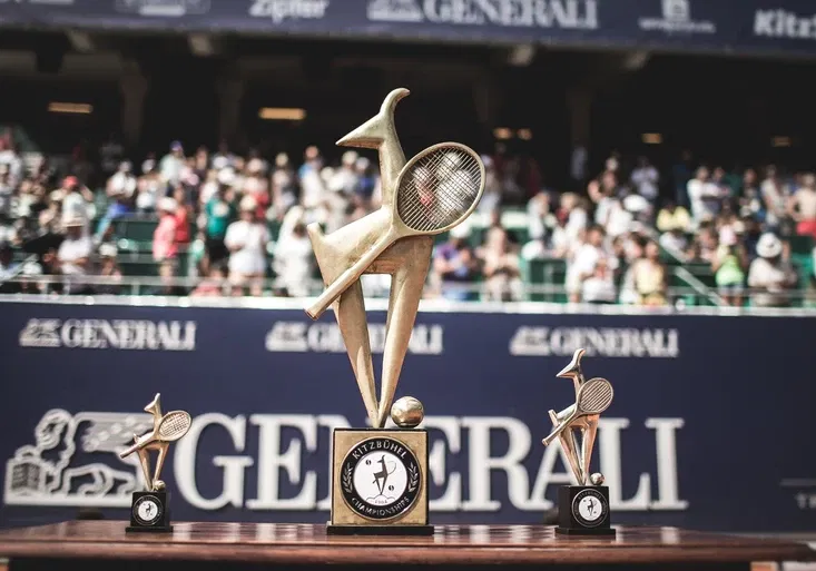Boje pod Alpami vrcholí: Kdo si z Kitzbühelu odveze cennou trofej a tučnou prémii?