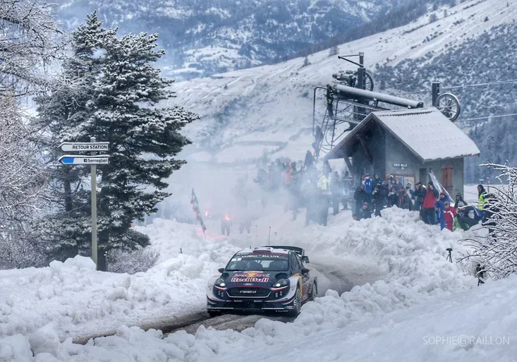 Rallye Monte Carlo ŽIVĚ na O2 TV Sport: Šampion Ogier skončil v příkopu, přesto zatím vede!