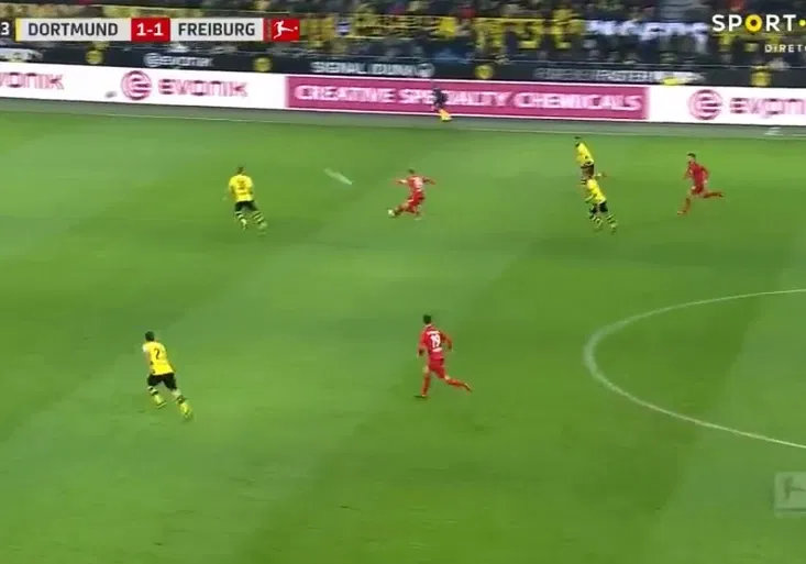 Dortmund sestřelila úžasná trefa Freiburgu. TAKHLE šokoval Petersen celý stadion!