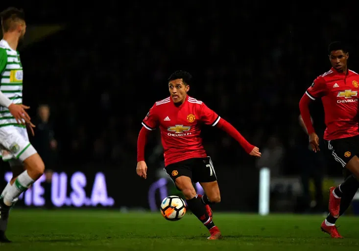 Alexis při debutu zářil a podílel se na dvou gólech! Jak Lingard daboval s malým výtržníkem?