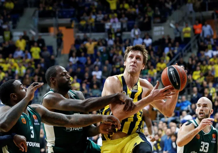 Veselý se vrátil do sestavy a pomohl zdolat řeckého rivala. Dnes na Fenerbahce čeká derby!