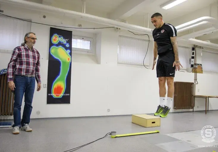 Nejdražší posila Sparty absolvovala testy! S kým už se Stanciu stačil vyfotit?