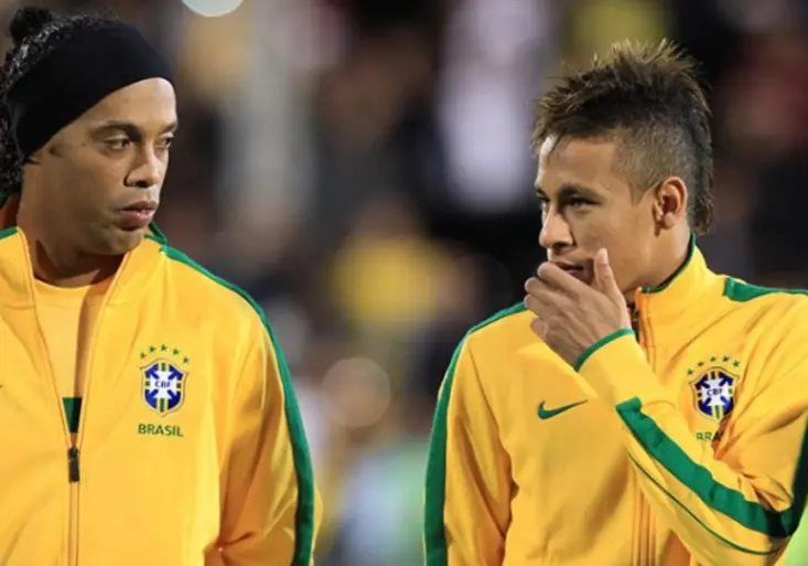 Ronaldinho ukončil oficiálně kariéru! Jak se mu dojemně poklonil Neymar?
