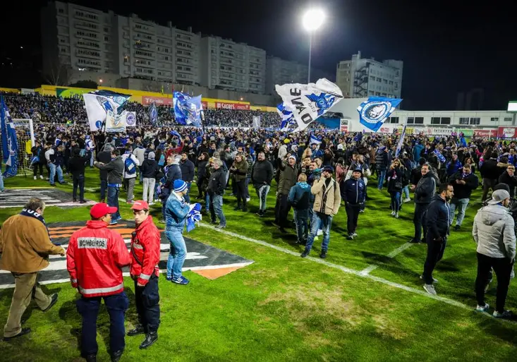 Děs v Estorilu! Pod fanoušky Porta praskala tribuna! Museli utéct na hřiště!