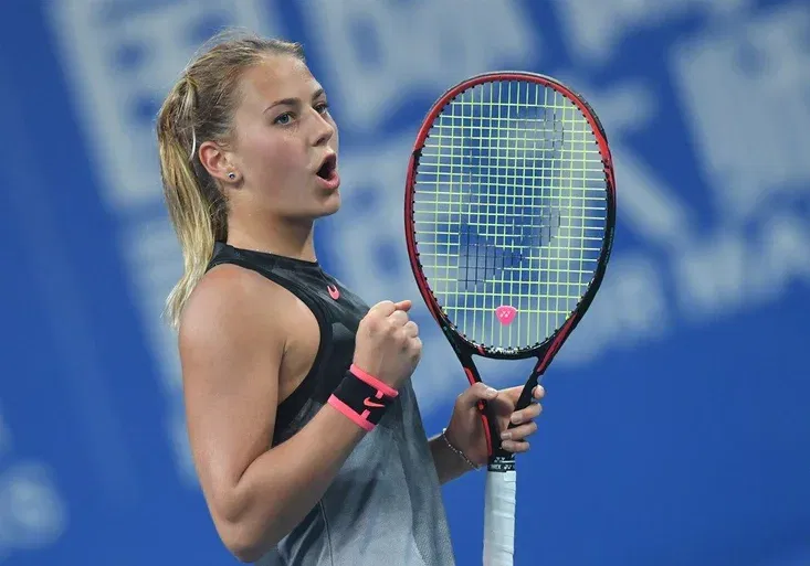 Marta Kostjuk dobývá tenisový svět! 15letá Ukrajinka v Austrálii šokovala o 17 let starší nasazenou Číňanku