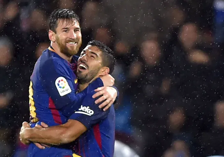 Kdo to kroutí líp? Suárez si komicky naběhl a vykouzlil skvost! Jak kontroval Messi?