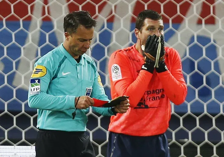 Nejhloupější červená v sezóně! Zkušeného brankáře vytočila „robooslava“ soupeře!