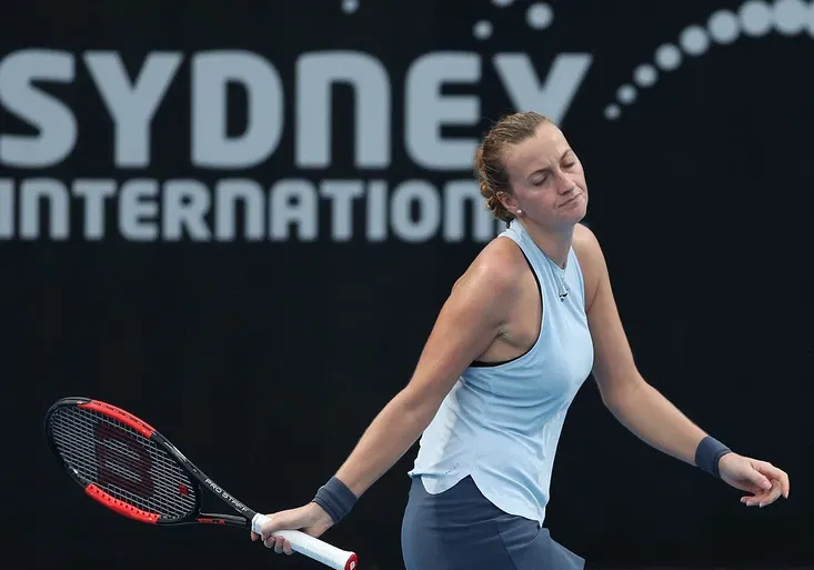 Kvitová odvracela mečboly, přesto se loučí. Posledním želízkem v Sydney je Strýcová