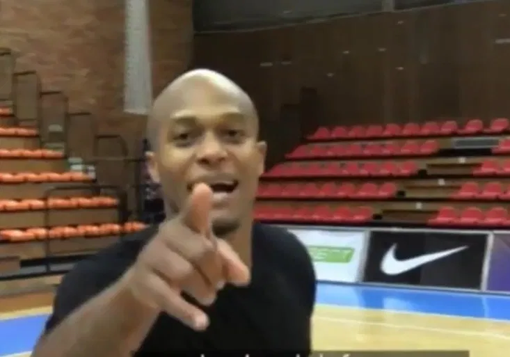 Geno Lawrence se naučil česky a pobavil fanoušky! Vybojuje s Nymburkem výhru v Lize mistrů nad Bonnem?