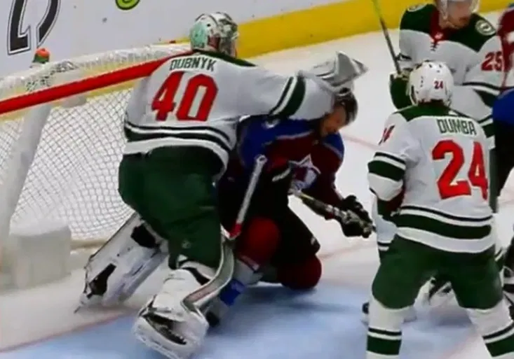 Zuřivý brankář Dubnyk pořádně naložil soupeři. TAKOVÝ pak přišel trest