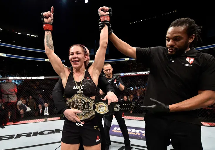 Toho byste tam nečekali! Která česká celebrita gratulovala Cyborg u ringu UFC!
