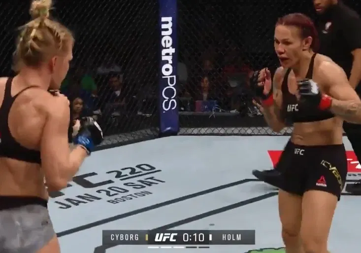 Nezastavitelná Cyborg zmydlila i Holly Holm! Jak se na UFC 219 blýskl Nurmagomedov?