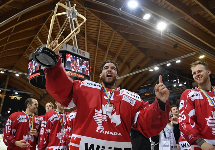 Spengler Cup patří znovu Kanadě. Švýcary vychytal skvělý brankář Poulin