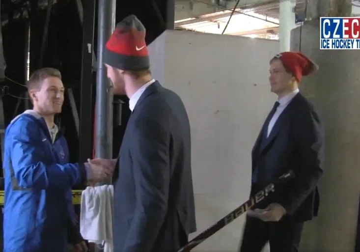 Hezké gesto! Čeští junioři se omluvili ledaři, kterého ostřelovali. Jaké dárky mu přinesli?