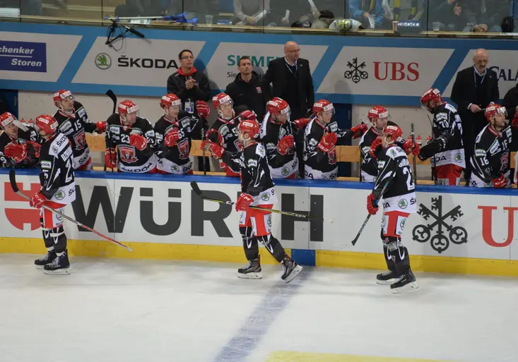 Spengler Cup na O2 TV Sport: Hradečtí hokejisté po dobrém výkonu s Kanadou prověří domácí Davos