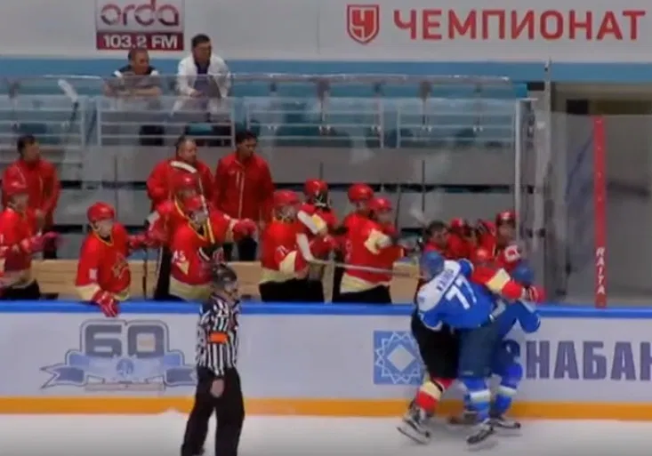 Šílený Kazach chtěl zmlátit celý tým. KHL mu zrušila doživotní trest!