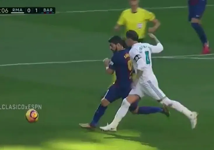 Ramos si koledoval o červenou kartu! Co kapitán Realu provedl Suárezovi?