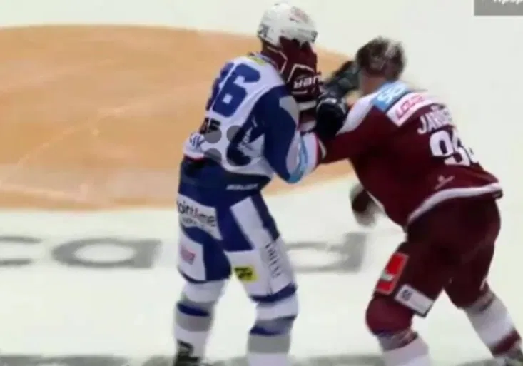 Brněnský odchovanec Jarůšek zboural Kometu: Nejdřív pěstmi, pak vítězným gólem!