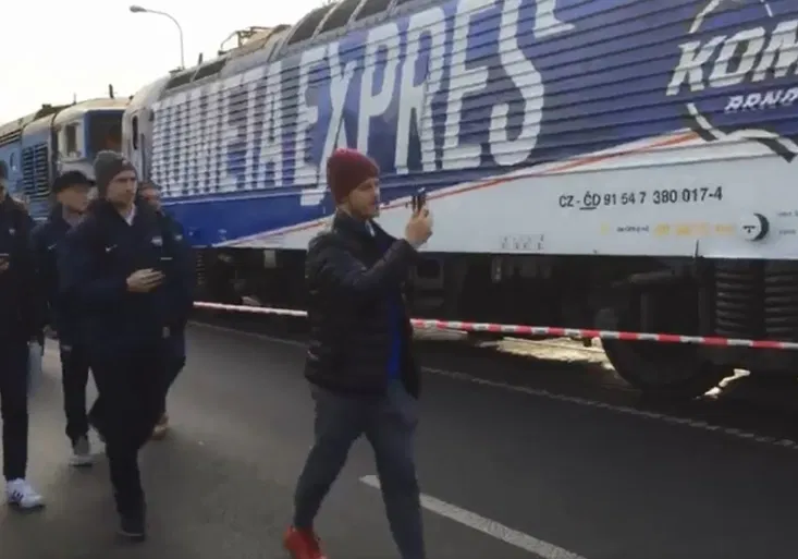 Unikát! Hráči i fanoušci Komety odjeli na Spartu vlakem přímo od haly