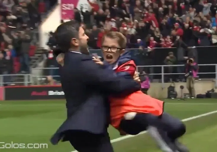 Pohádka z Bristolu: Výhru nad Manchesterem slavili fans na trávníku, trenér roztočil podavače!
