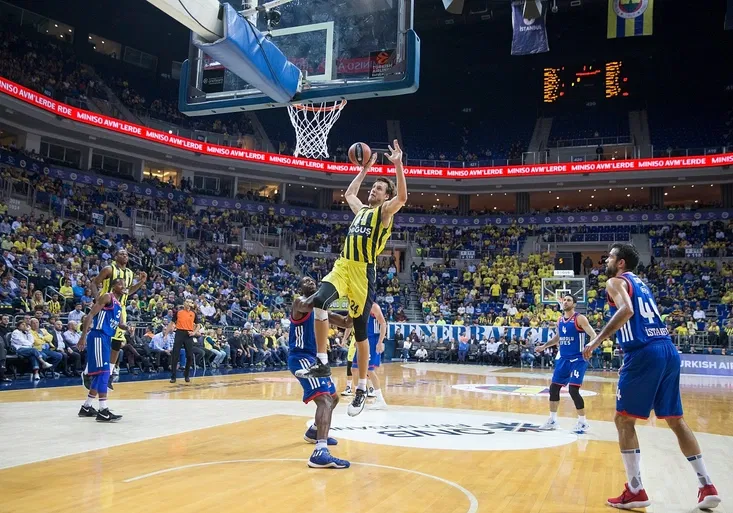 Veselý zazářil proti Srbům. Dotáhne Fenerbahce i k výhře nad Maccabi?