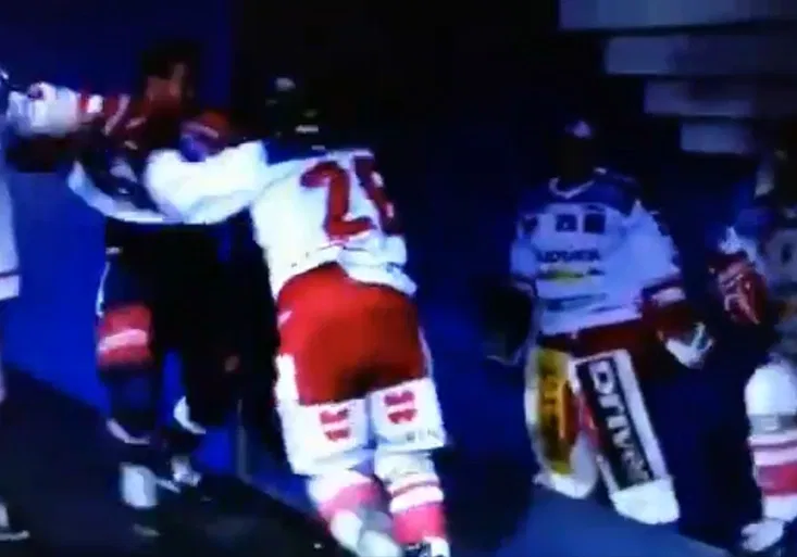 Nevídaná bitka! Hokejisté se servali v přestávce během televizního rozhovoru!