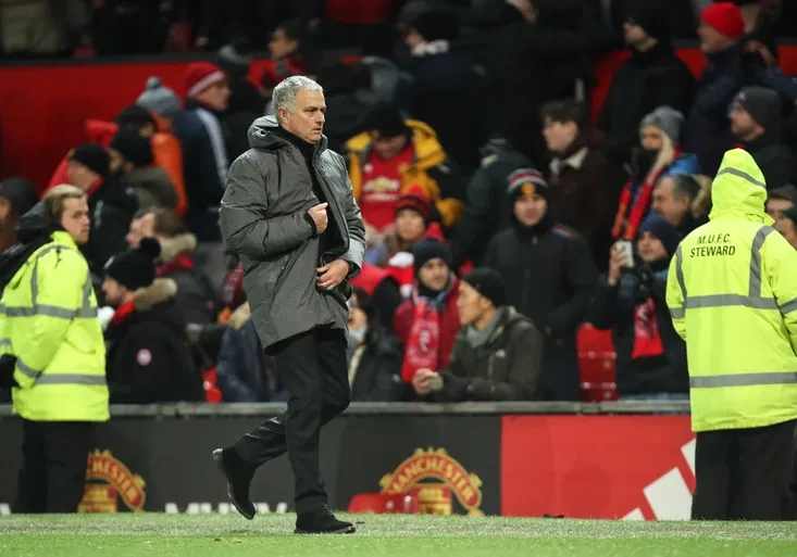 Divočina po derby: Mourinho přišel za soupeři do šatny, ti jej polili mlékem