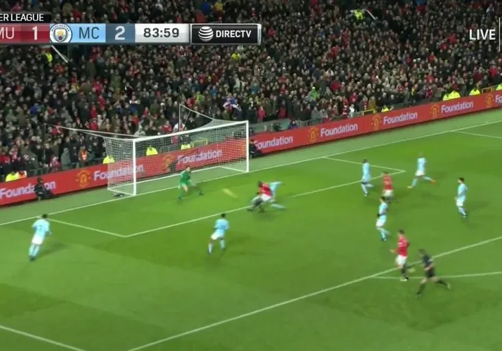 Hrobař Lukaku! V derby zavinil gól, pak ho zázračně vychytal Ederson. Slaví City!