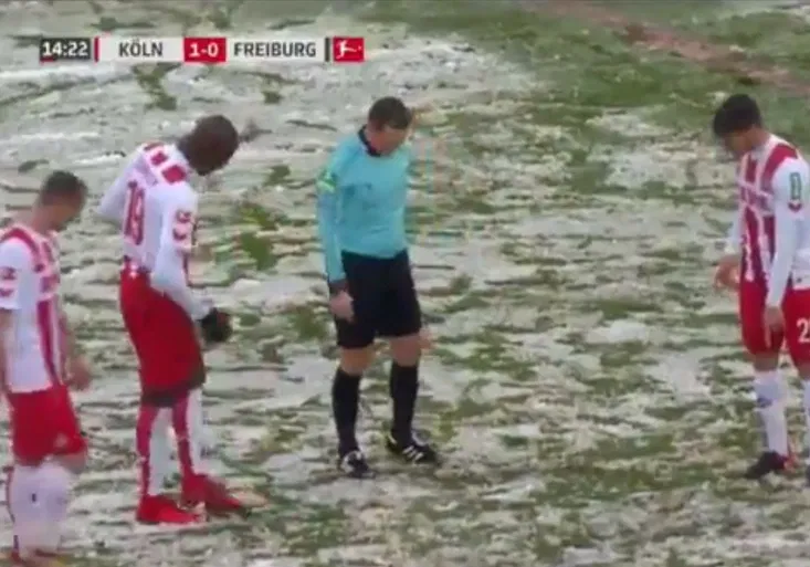 Nevídaná kuriozita z Bundesligy! Hráči nemohli pod sněhem najít penaltu, rozhodčí ji odkrokoval